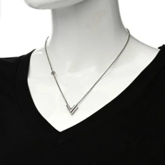 Louis Vuitton SILVER TONE Metal Essential V Necklace with Box and Dustbag EUC - Picture 2 of 10